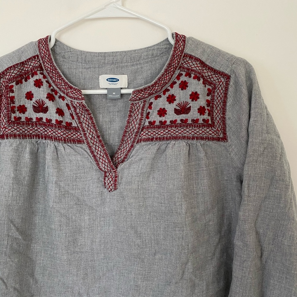 ✌️Old Navy Embroidered Top